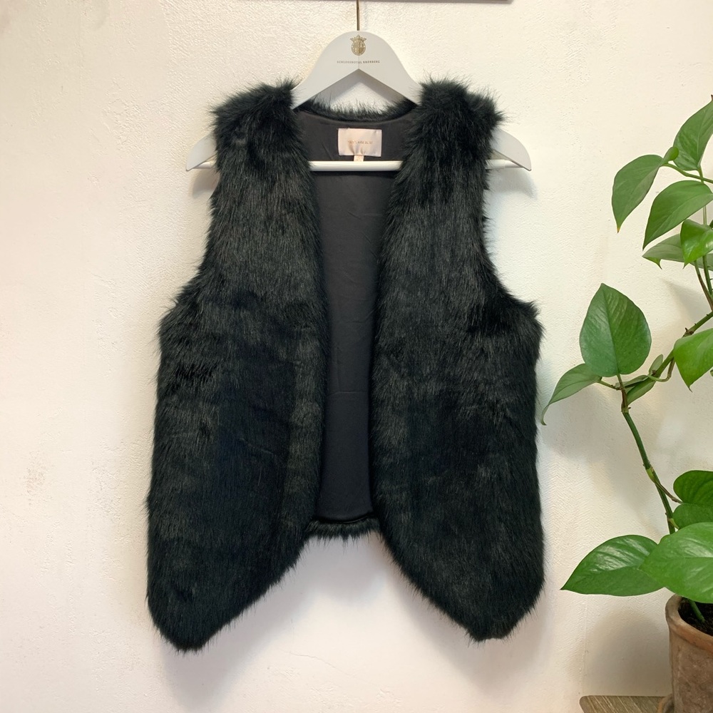 Skies are blue black faux fur vest S